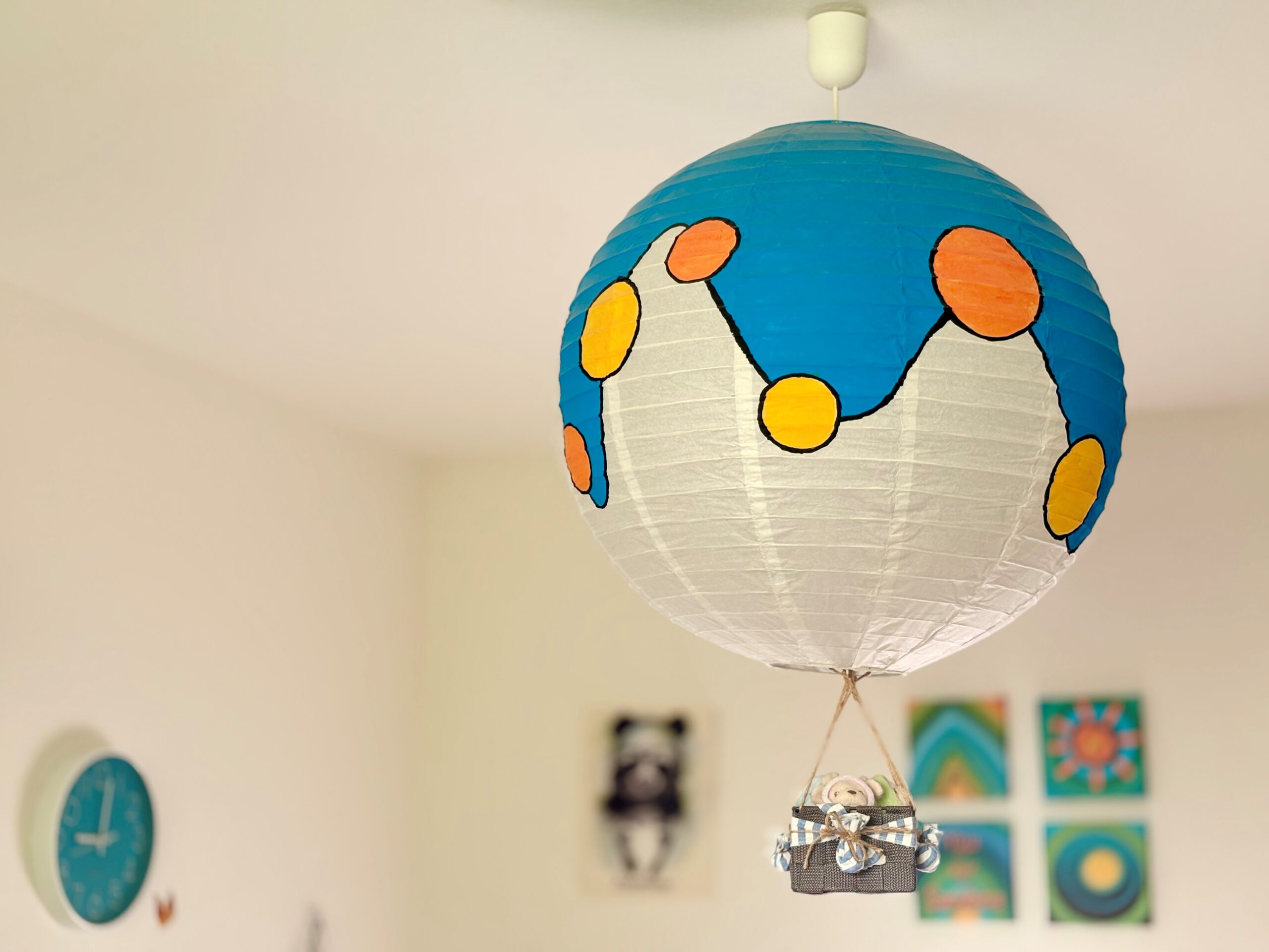 Ein Heißluftballon im Kinderzimmer